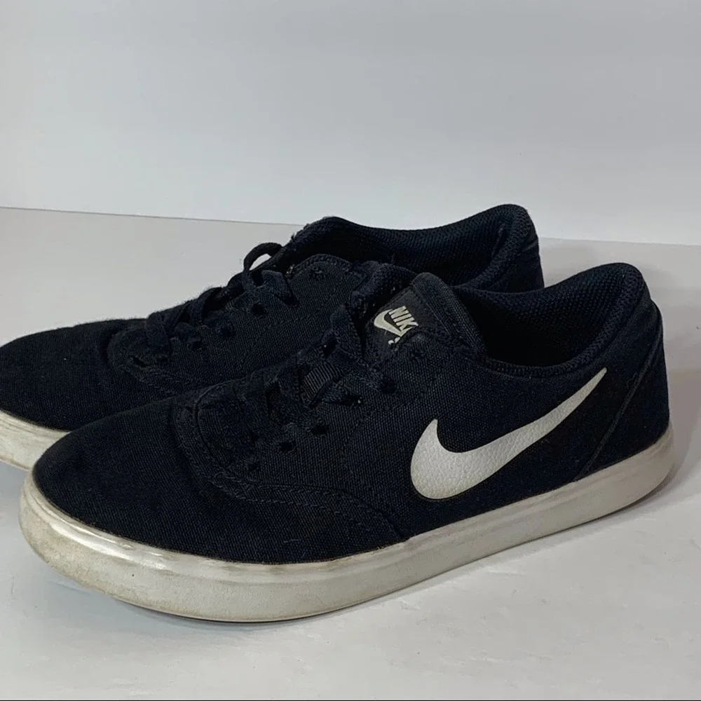 EUC Nike Black and White Canvas‎ Sneakers